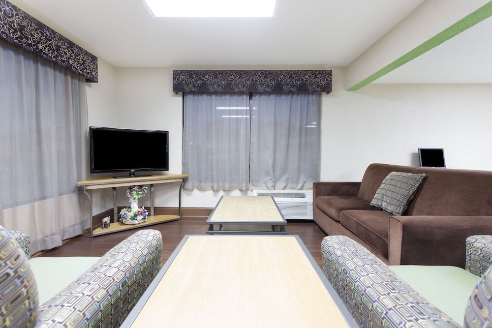 Super 8 by Wyndham Gainesville 3