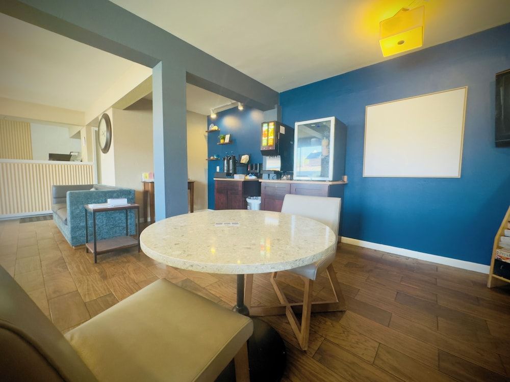 Red Lion Inn & Suites Junction City 2