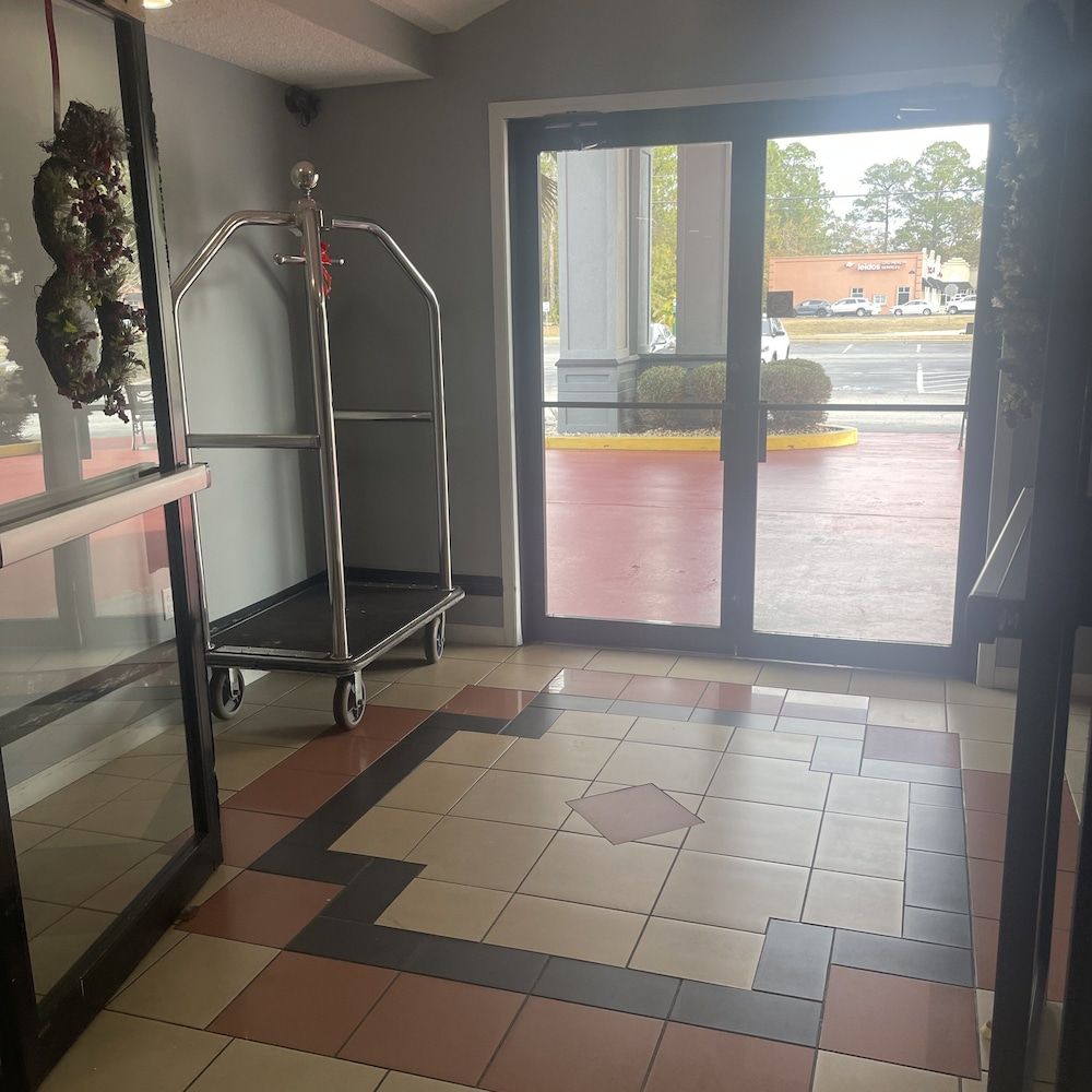 Red Roof Inn & Suites Hinesville 3