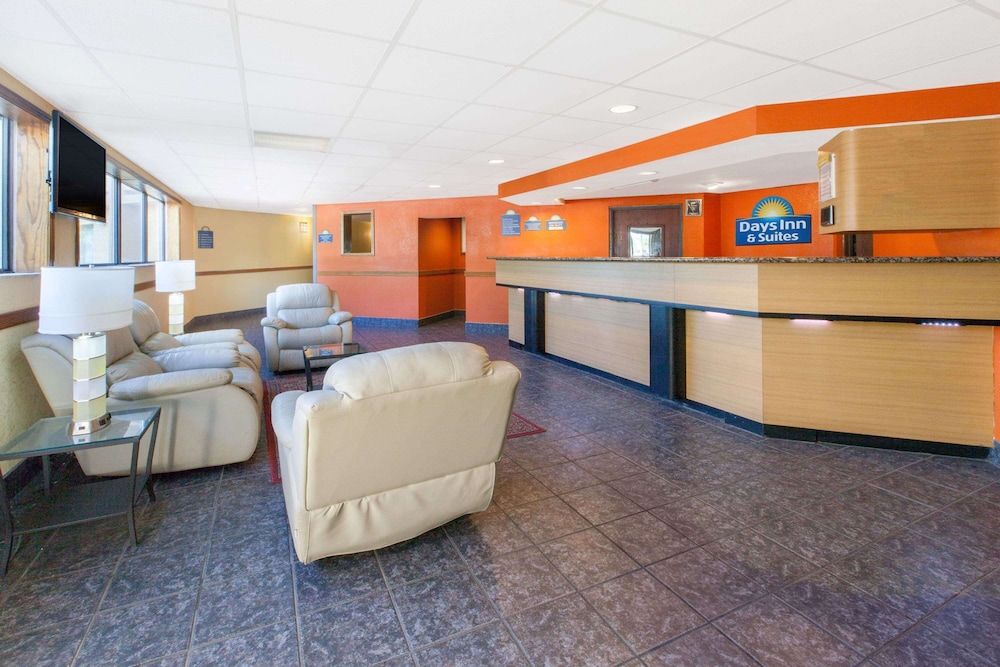 Days Inn & Suites by Wyndham Madison Heights MI 2