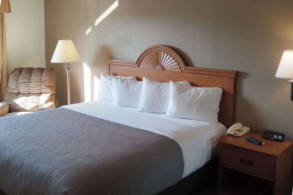 Quality Inn Huntington University Area 3