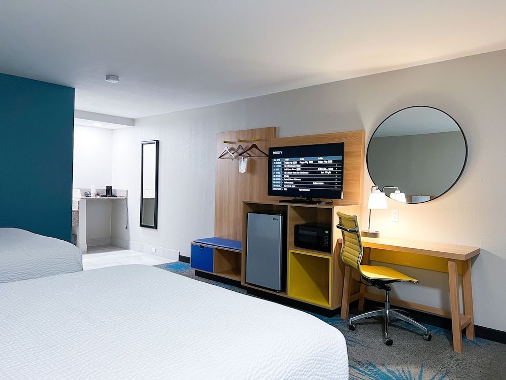 Days Inn & Suites by Wyndham Santa Rosa 2