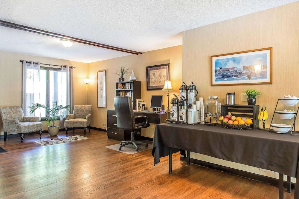 The Black Swan Lee Lenox Ascend Hotel Collection 3