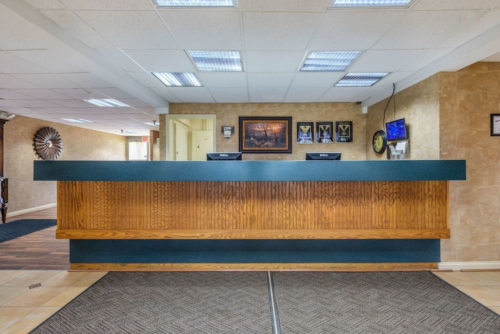 Econo Lodge Inn & Suites Triadelphia - Wheeling 2