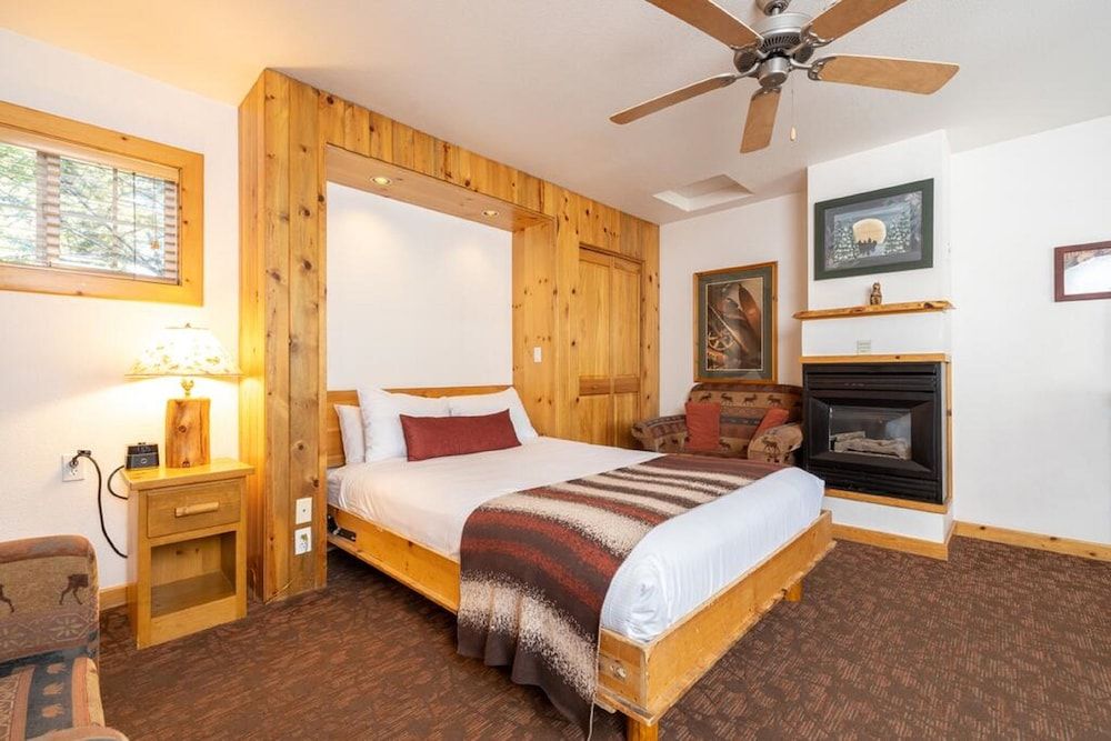 Red Wolf Lakeside Lodge 2