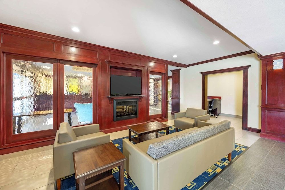 Best Western Plus Pratt 3