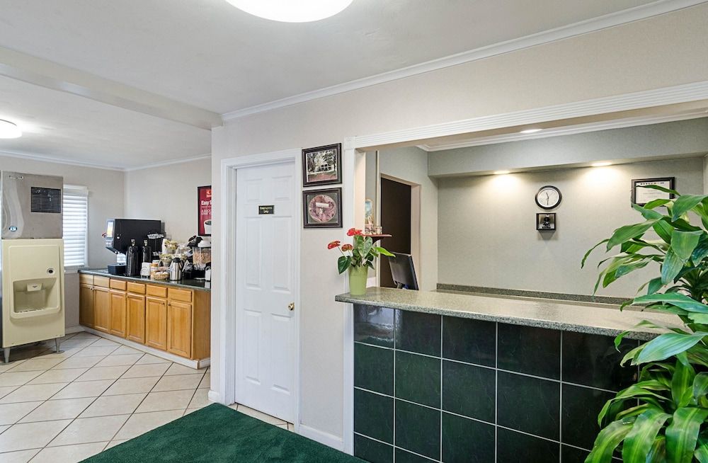 Econo Lodge Sturbridge Route 20 2