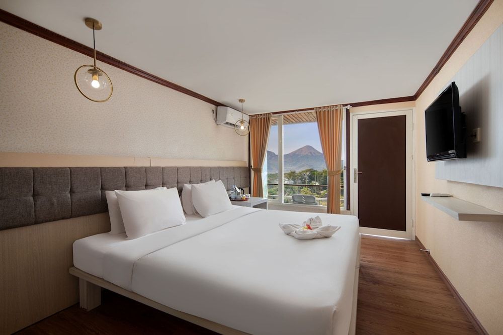 Royal Caravan Hotel Trawas 2