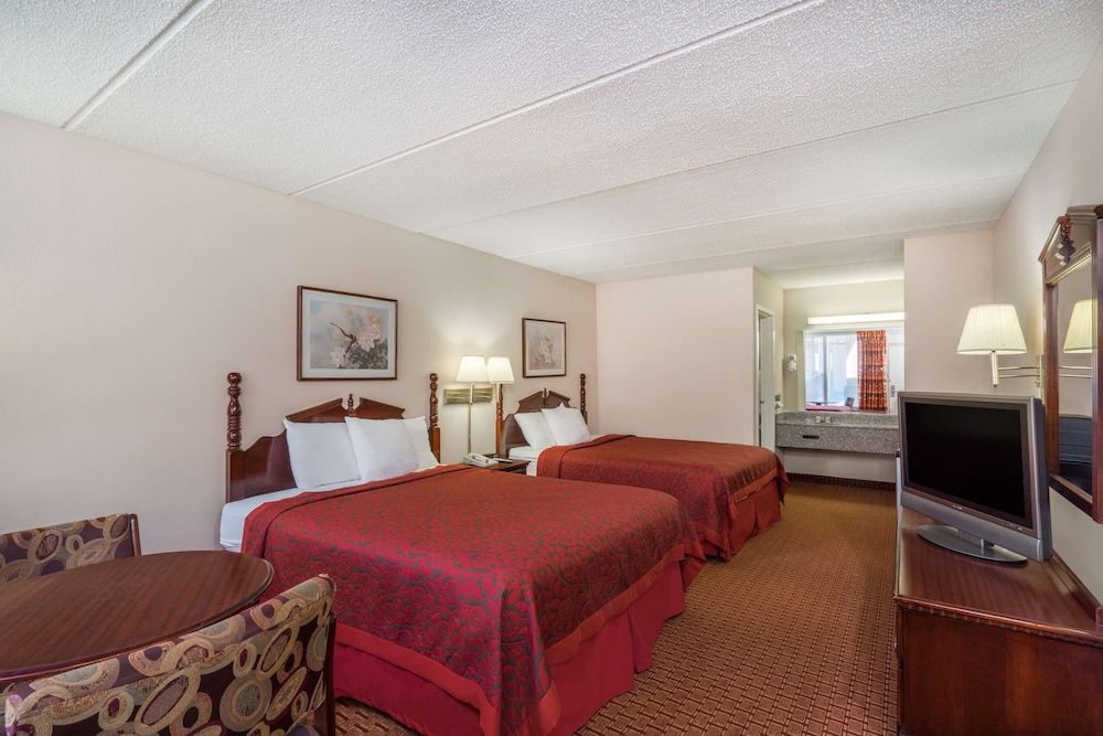 Days Inn by Wyndham Hurricane Mills 3