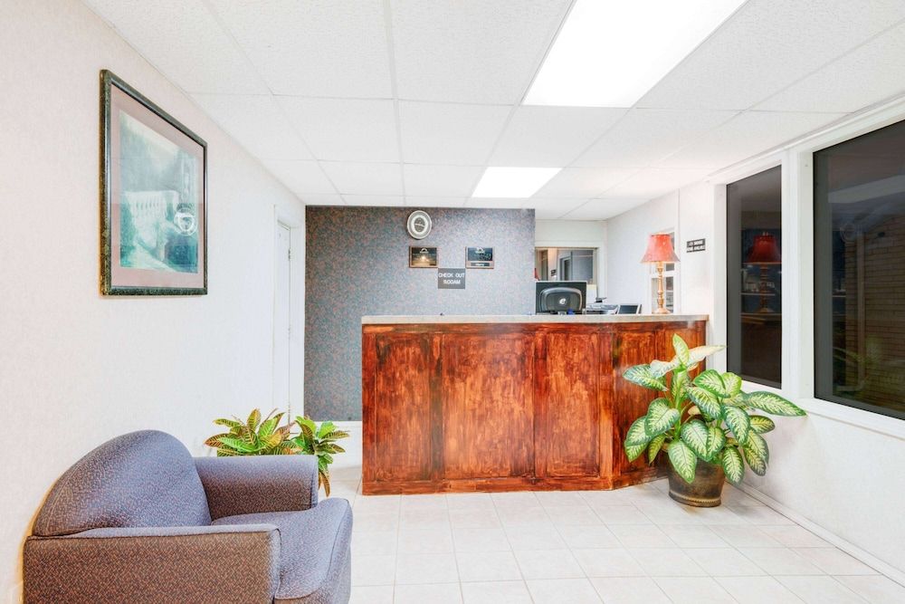 Days Inn by Wyndham Monett 2