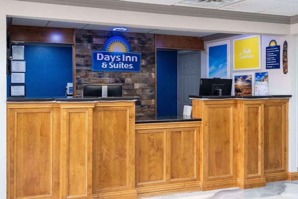 Days Inn & Suites by Wyndham Commerce 3