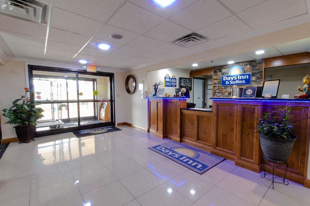 Days Inn & Suites by Wyndham Commerce 2