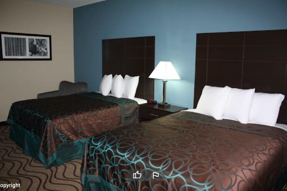 La Plaza Inn & Suites 2
