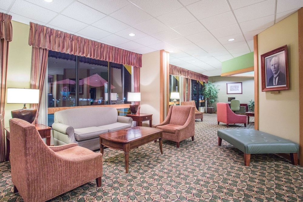 Days Inn & Suites by Wyndham Sutton Flatwoods 3