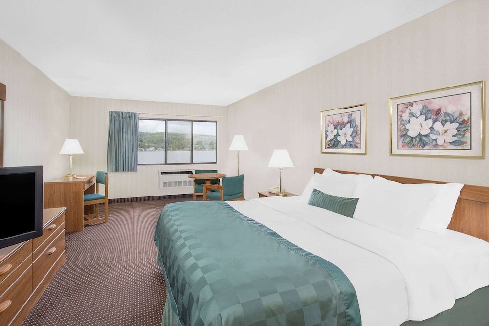 Ramada by Wyndham Hancock Waterfront 3