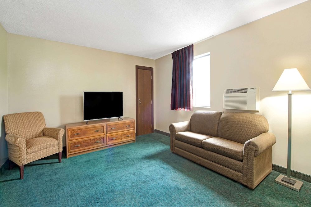Super 8 by Wyndham Eureka/Six Flags Nearby 3