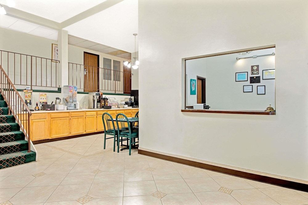 Super 8 by Wyndham Eureka/Six Flags Nearby 2