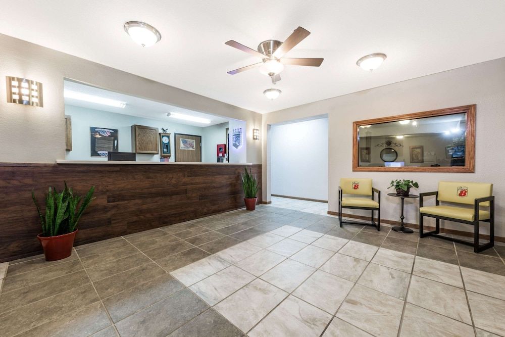 Super 8 by Wyndham Smithville/Kansas City 2