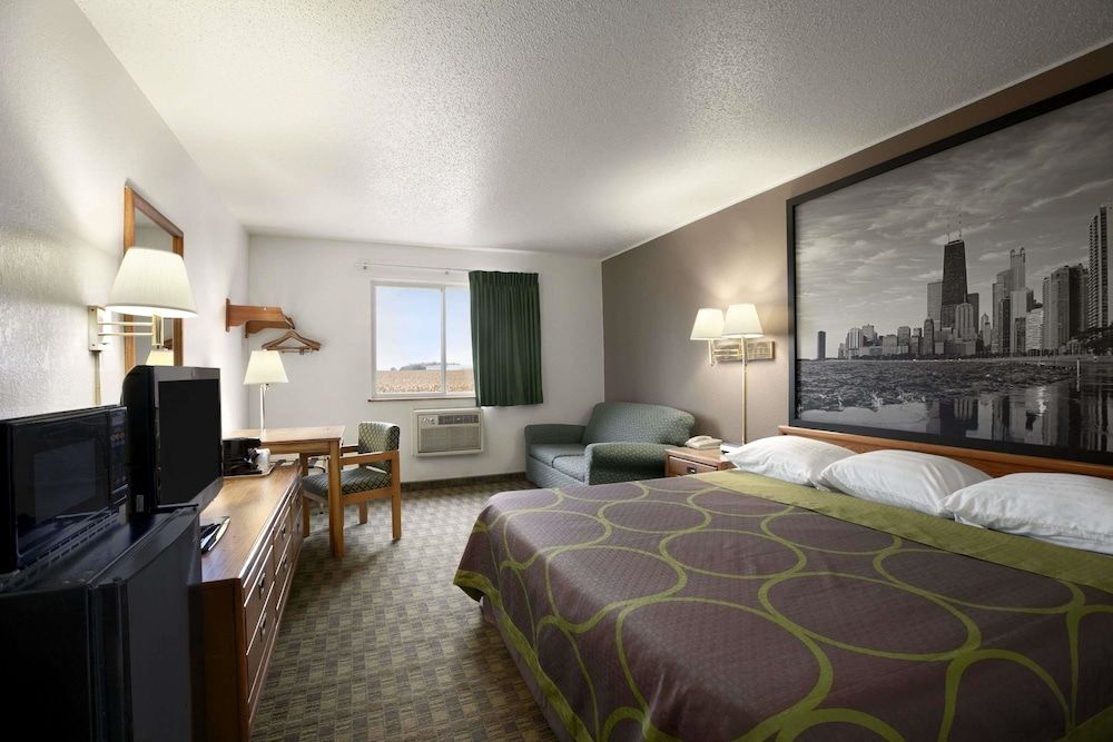 Super 8 by Wyndham Peru Starved Rock State Park 3