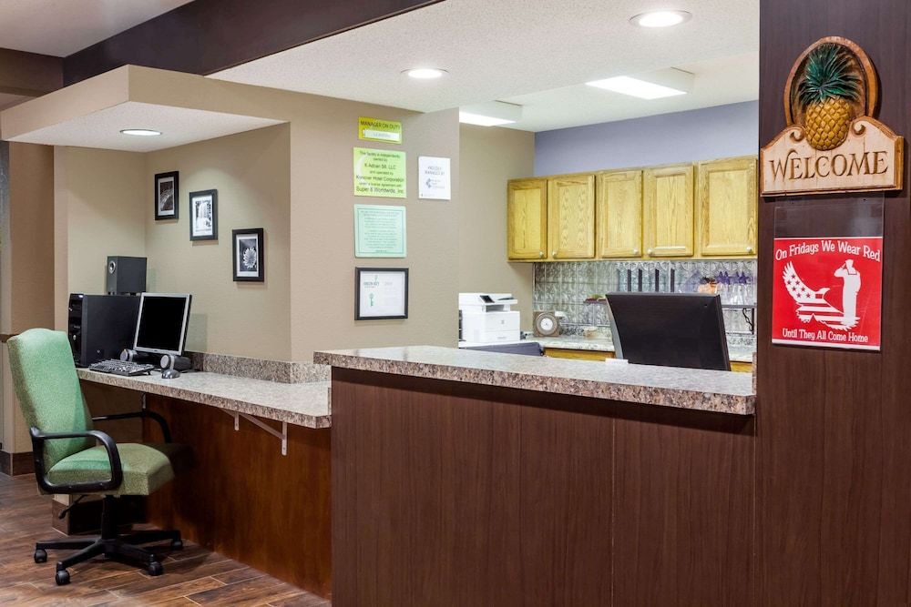 Super 8 by Wyndham Adrian 2