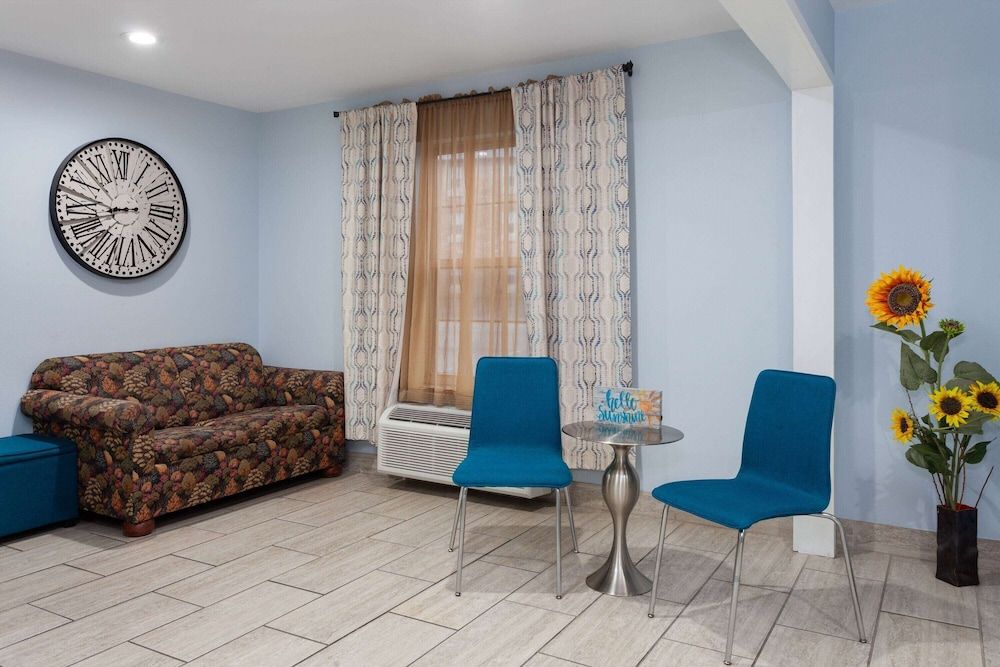 Days Inn & Suites by Wyndham Sellersburg 3