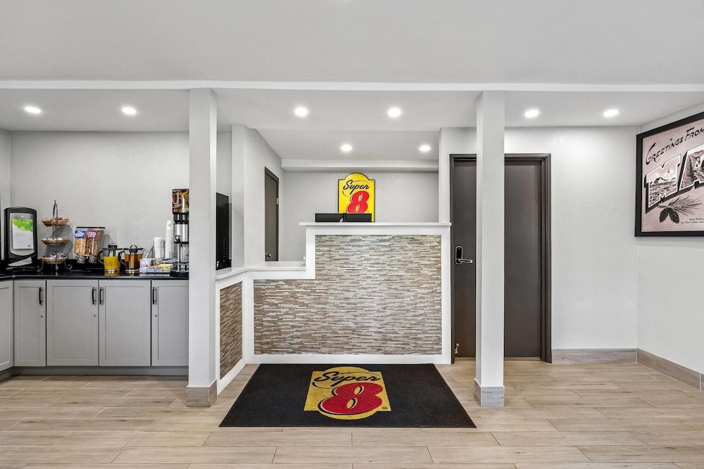 Super 8 by Wyndham Lewiston Auburn Area 3