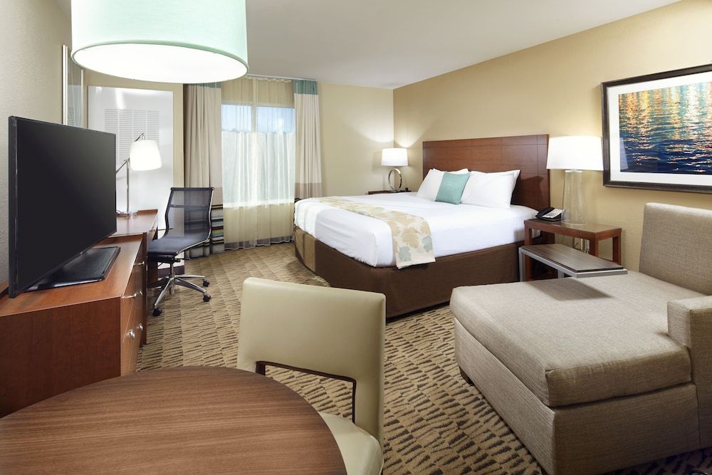 Hawthorn Suites by Wyndham Wheeling at the Highlands 3