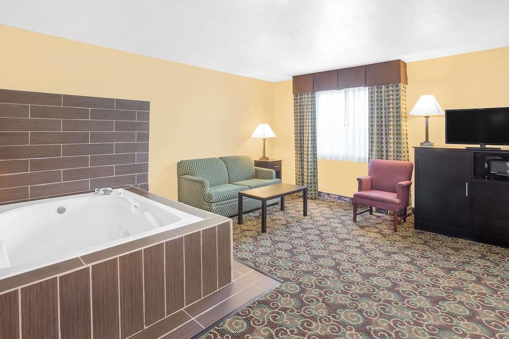 Baymont by Wyndham Holland 3