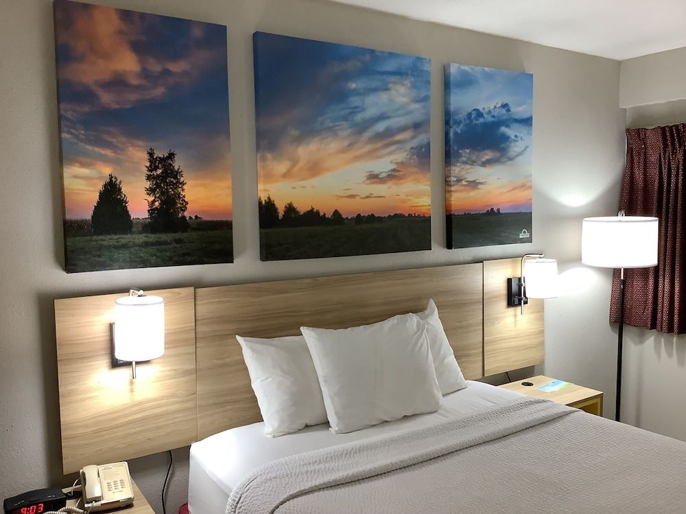 Days Inn by Wyndham Kingdom City 3