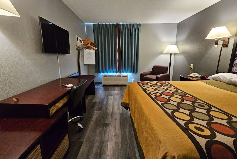 Super 8 by Wyndham Cloverdale IN 3