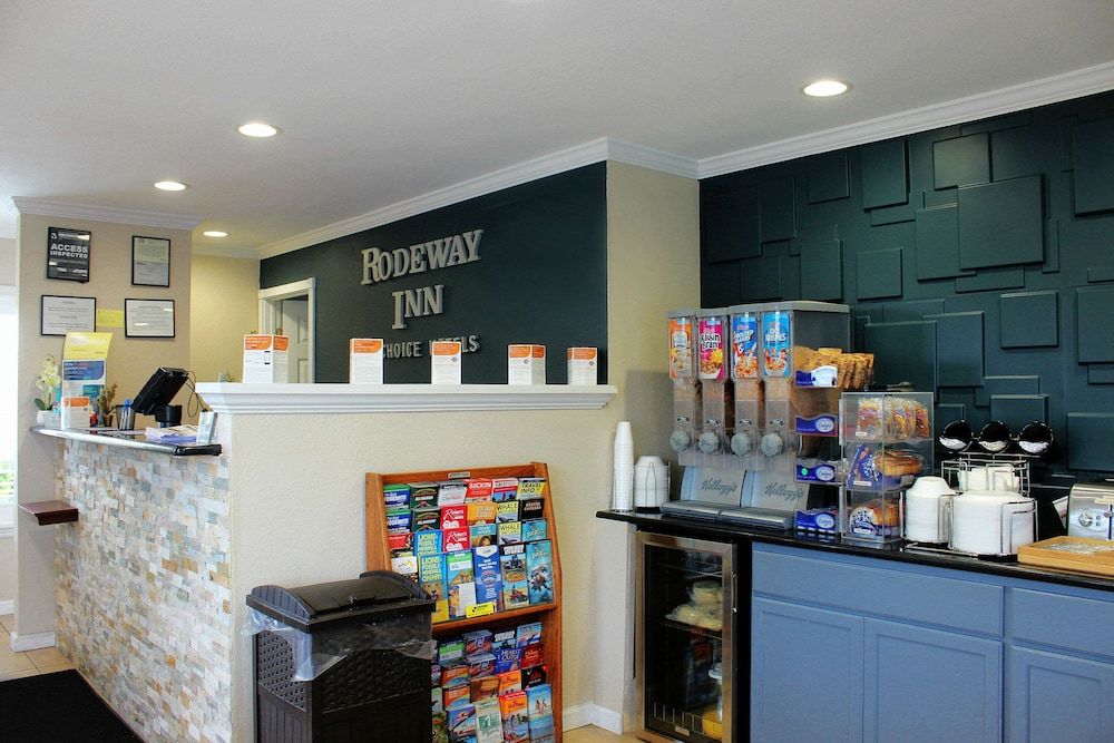 Rodeway Inn Near University-Gateway to Yosemite 2