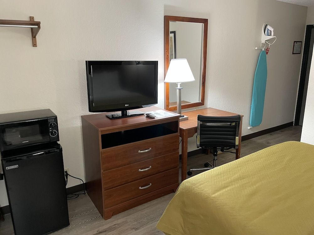 Econo Lodge Cartersville-Emerson Lake Point 2