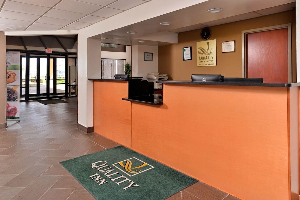 Quality Inn & Suites Matteson near I-57 3