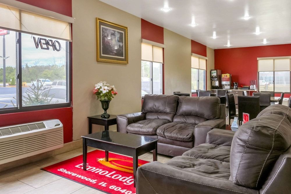 Econo Lodge Shorewood 3