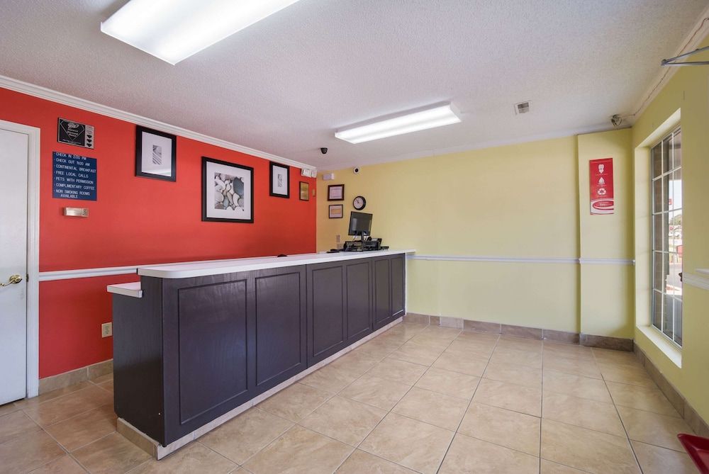 Econo Lodge Santee 3