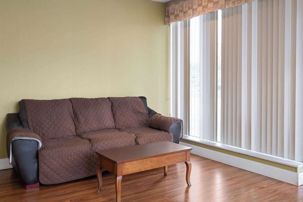 Super 8 by Wyndham Youngstown/Girard 3