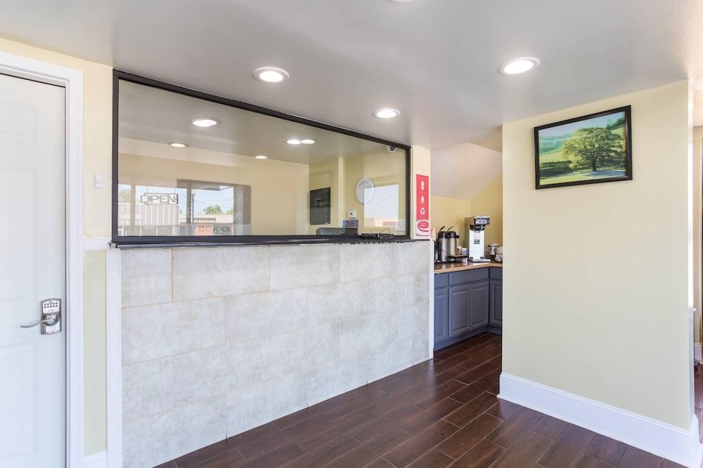 Econo Lodge Gallatin - Metro Nashville 3