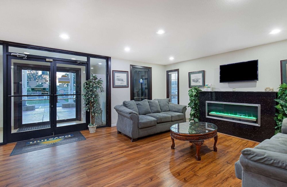 Days Inn by Wyndham Savannah 2