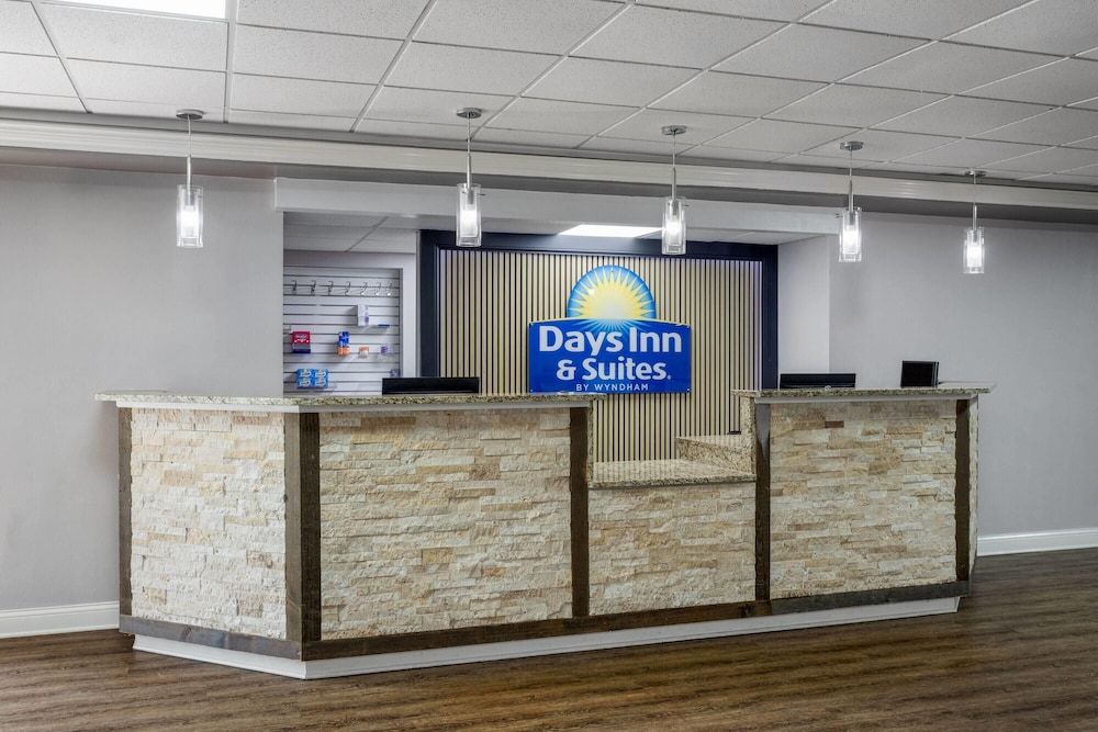 Days Inn and Suites by Wyndham Hammond, IN 2
