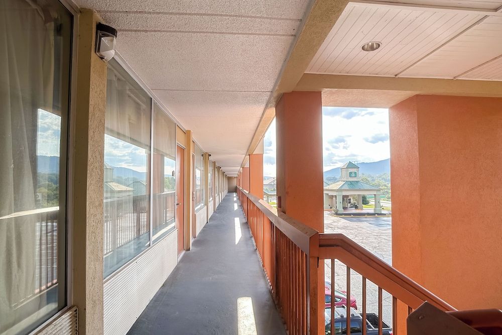 OYO Hotel Harriman near I-40 3