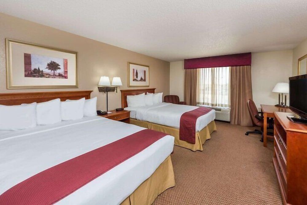 Seasons Inn and Suites Highland 3