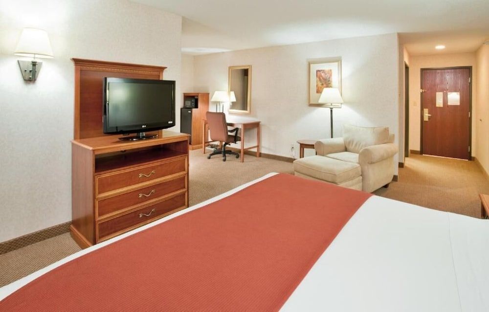 Seasons Inn and Suites Highland 2