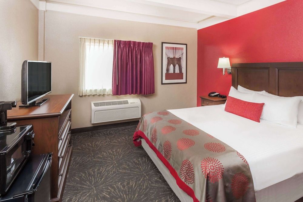 Ramada Hotel & Conference Center by Wyndham Hammond 3