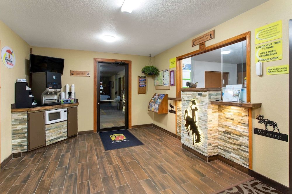 Super 8 by Wyndham Dubois 2