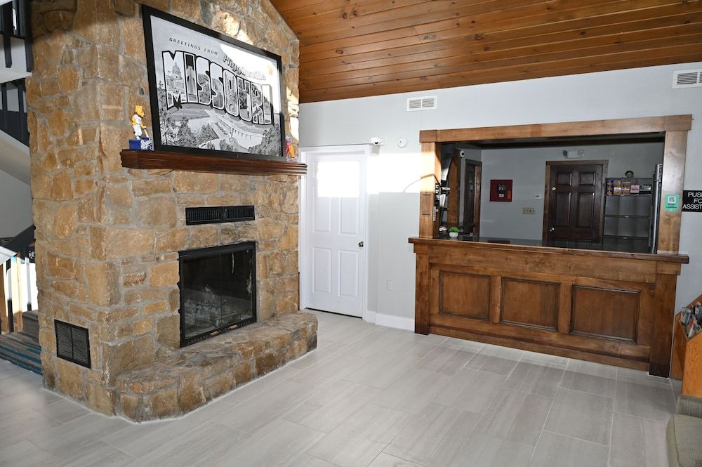 Super 8 by Wyndham Higginsville 2