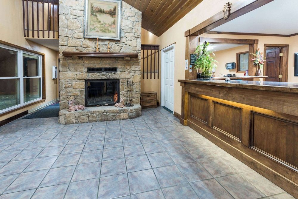 Super 8 by Wyndham Higginsville 3