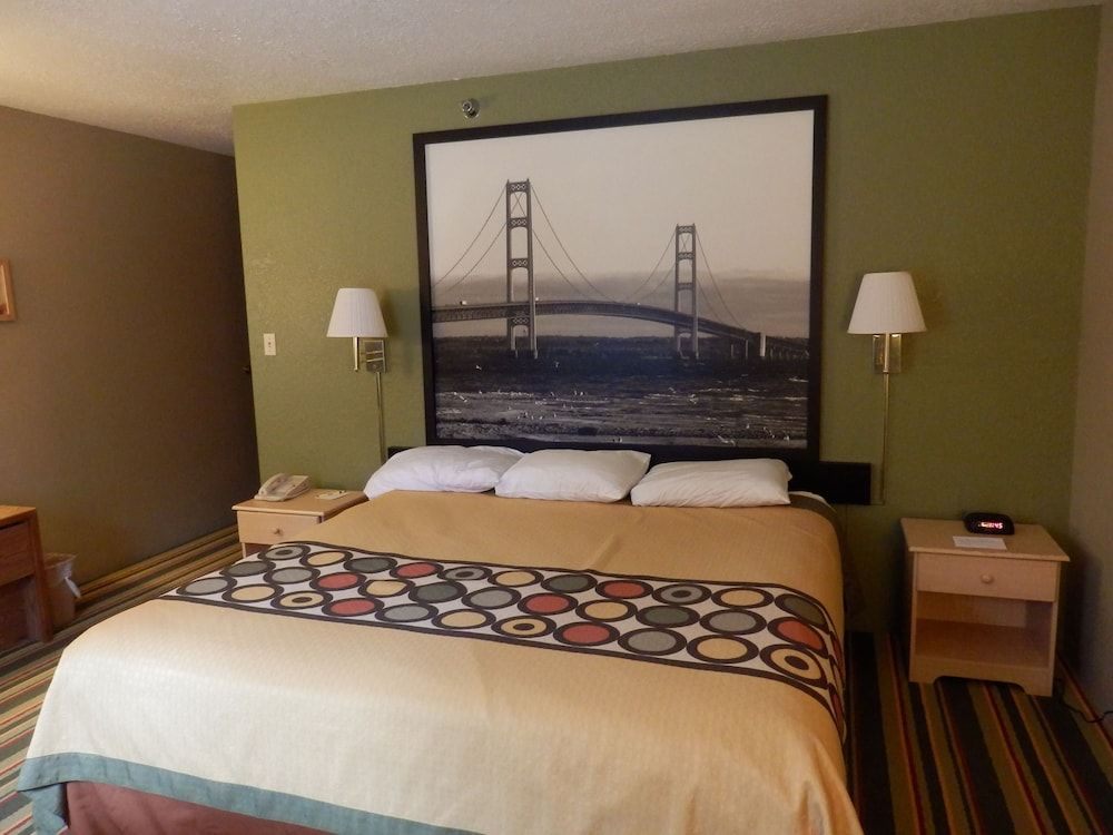 Super 8 by Wyndham Grayling 3