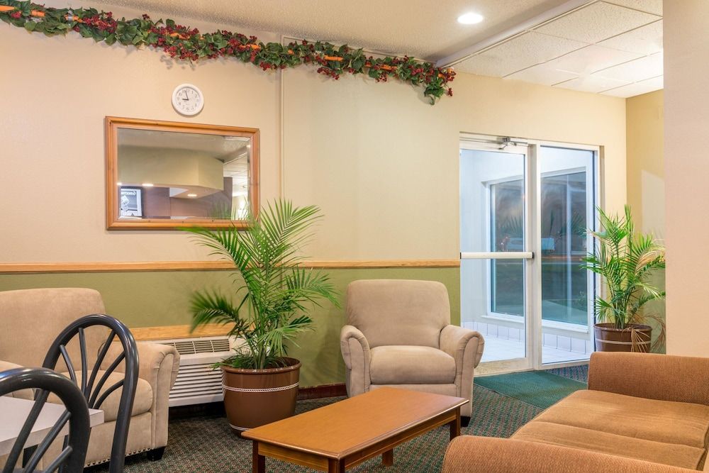 Super 8 by Wyndham Beresford 2