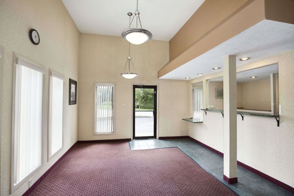 Travelodge by Wyndham La Porte/Michigan City Area 2