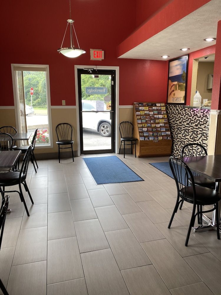 Travelodge by Wyndham La Porte/Michigan City Area 3